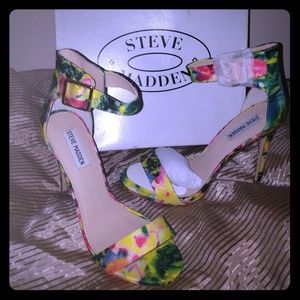 STEVE MADDEN FLORAL PRINT ANKLE STRAP HEEL